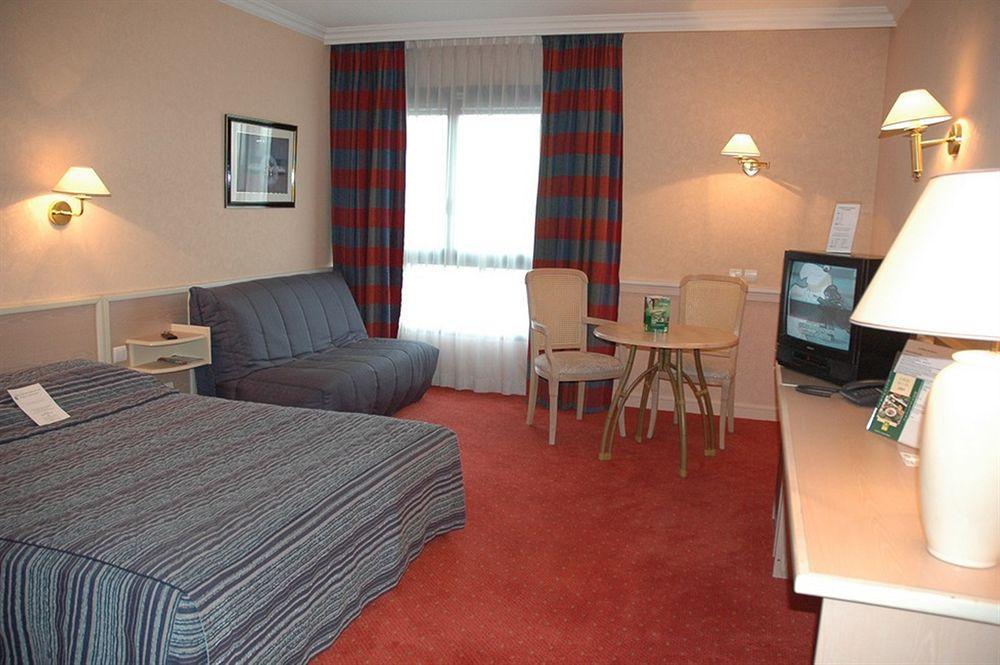 Logis Lyon Est Porte De L'Ain Saint-Maurice-de-Beynost Δωμάτιο φωτογραφία