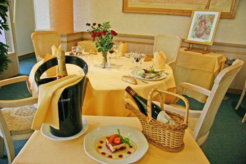 Logis Lyon Est Porte De L'Ain Saint-Maurice-de-Beynost Εστιατόριο φωτογραφία