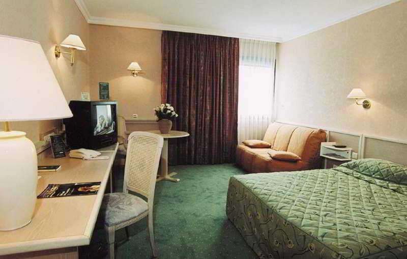Logis Lyon Est Porte De L'Ain Saint-Maurice-de-Beynost Δωμάτιο φωτογραφία
